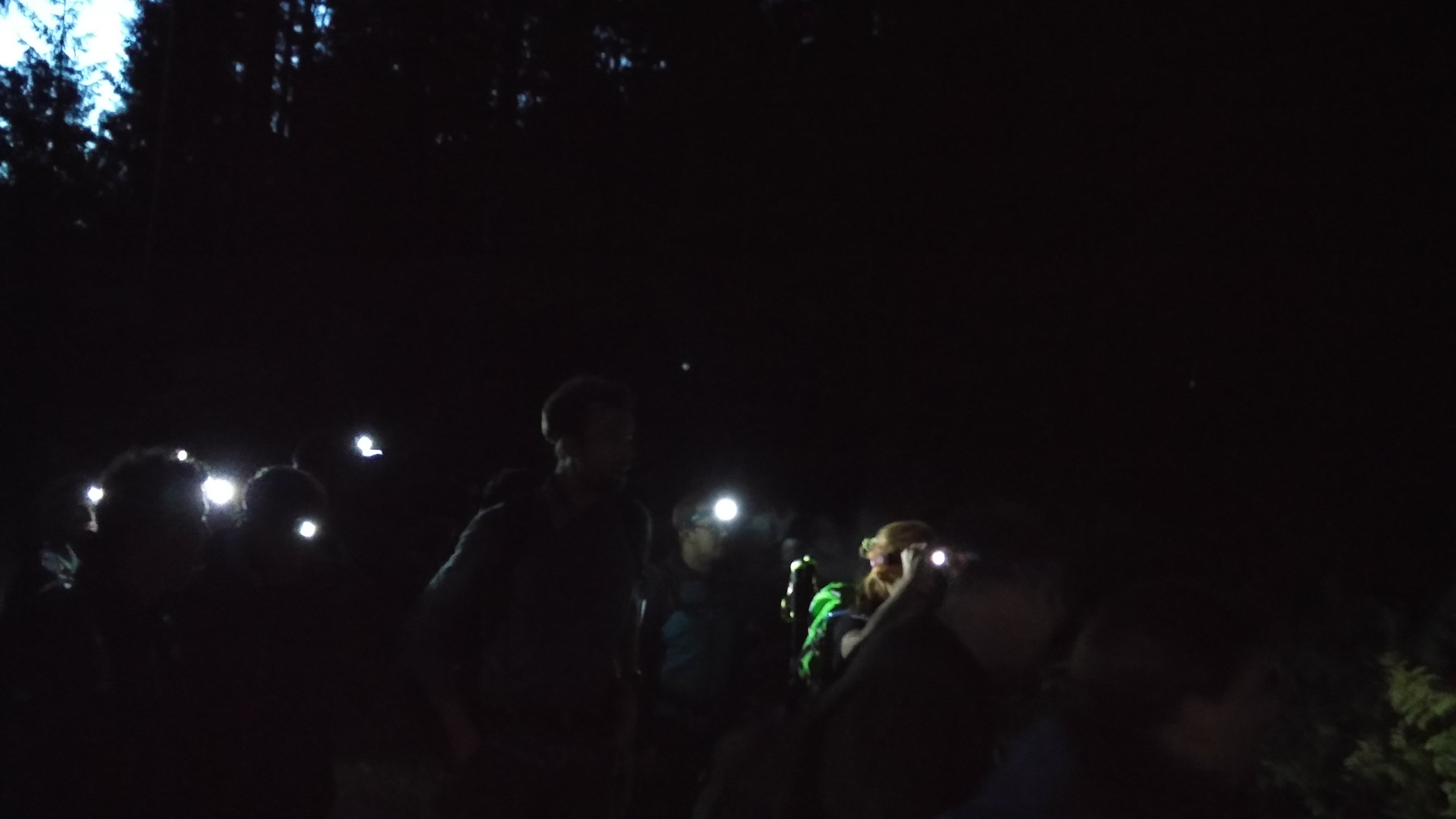 Stirnlampen auf einer Wanderung